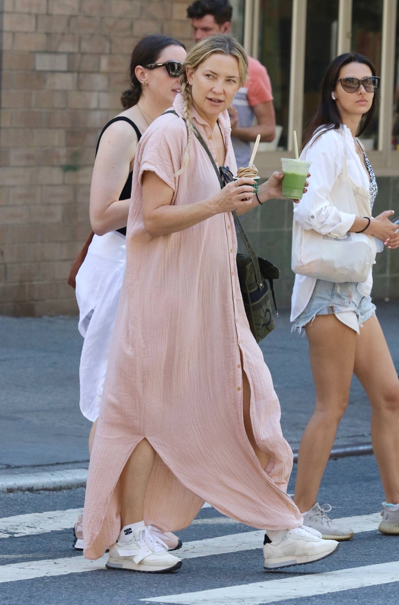 Kate Hudson 2022 : Kate Hudson – Steps out for a walk around Manhattan’s Soho-15