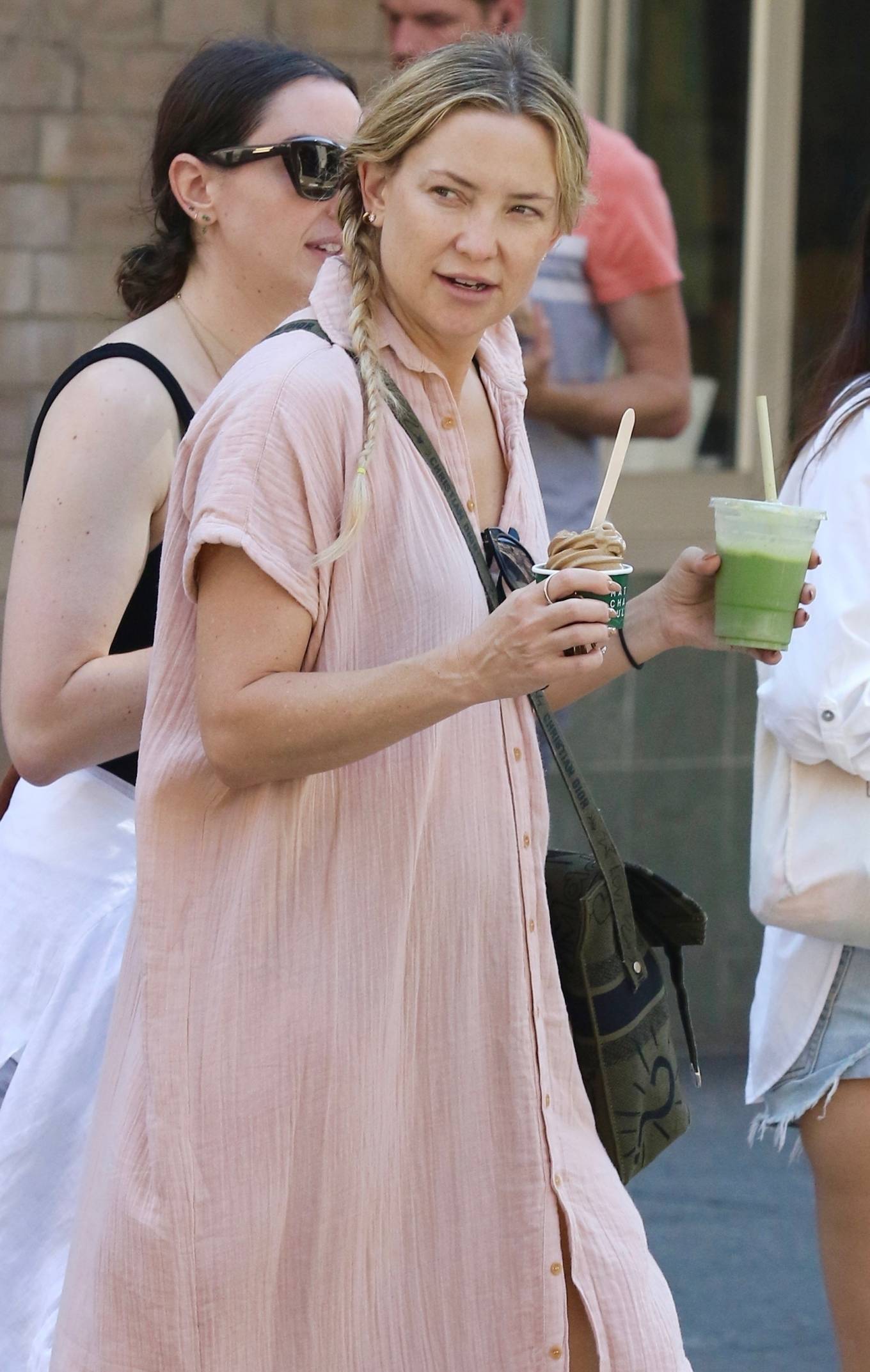 Kate Hudson 2022 : Kate Hudson – Steps out for a walk around Manhattan’s Soho-16