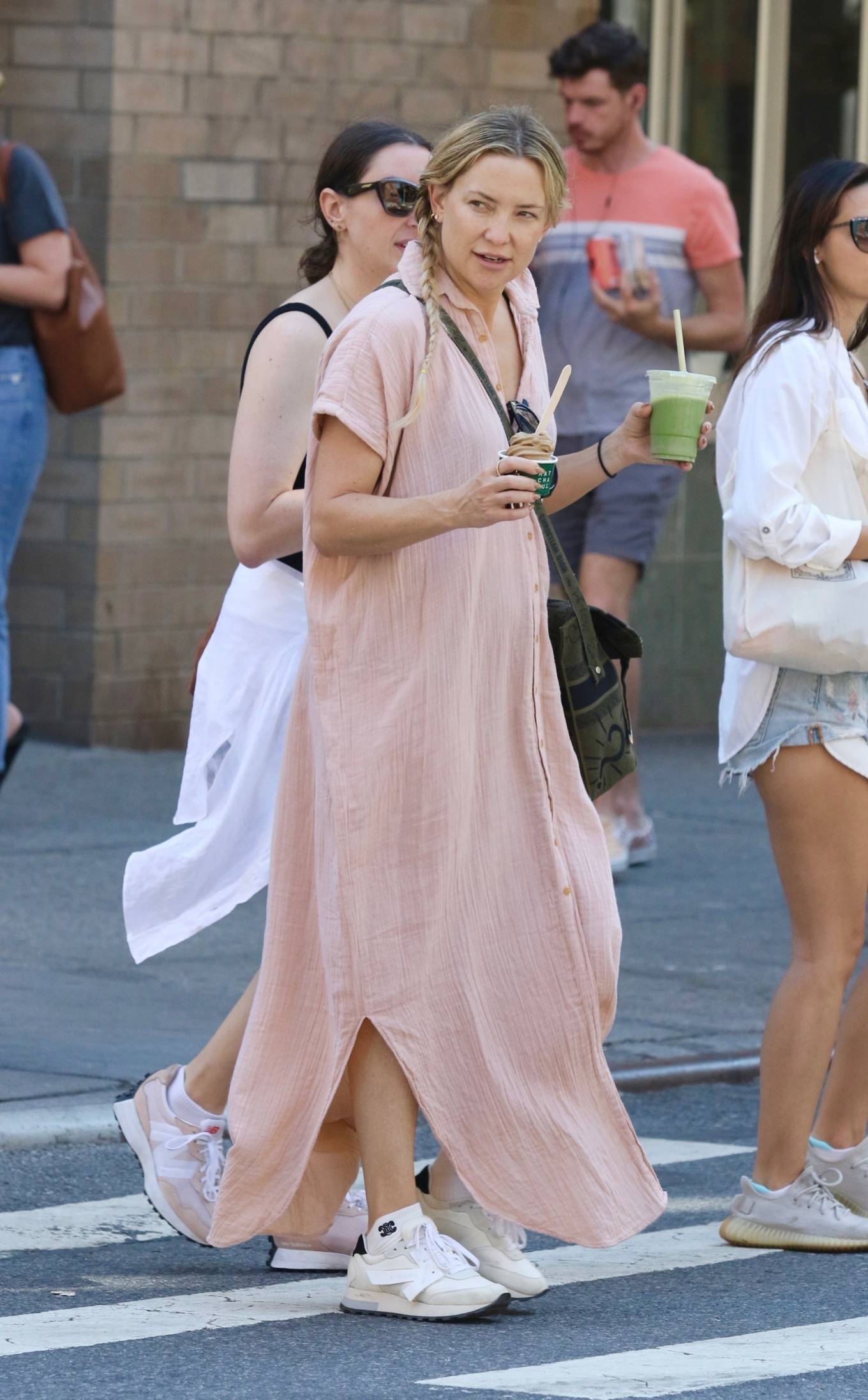 Kate Hudson 2022 : Kate Hudson – Steps out for a walk around Manhattan’s Soho-17