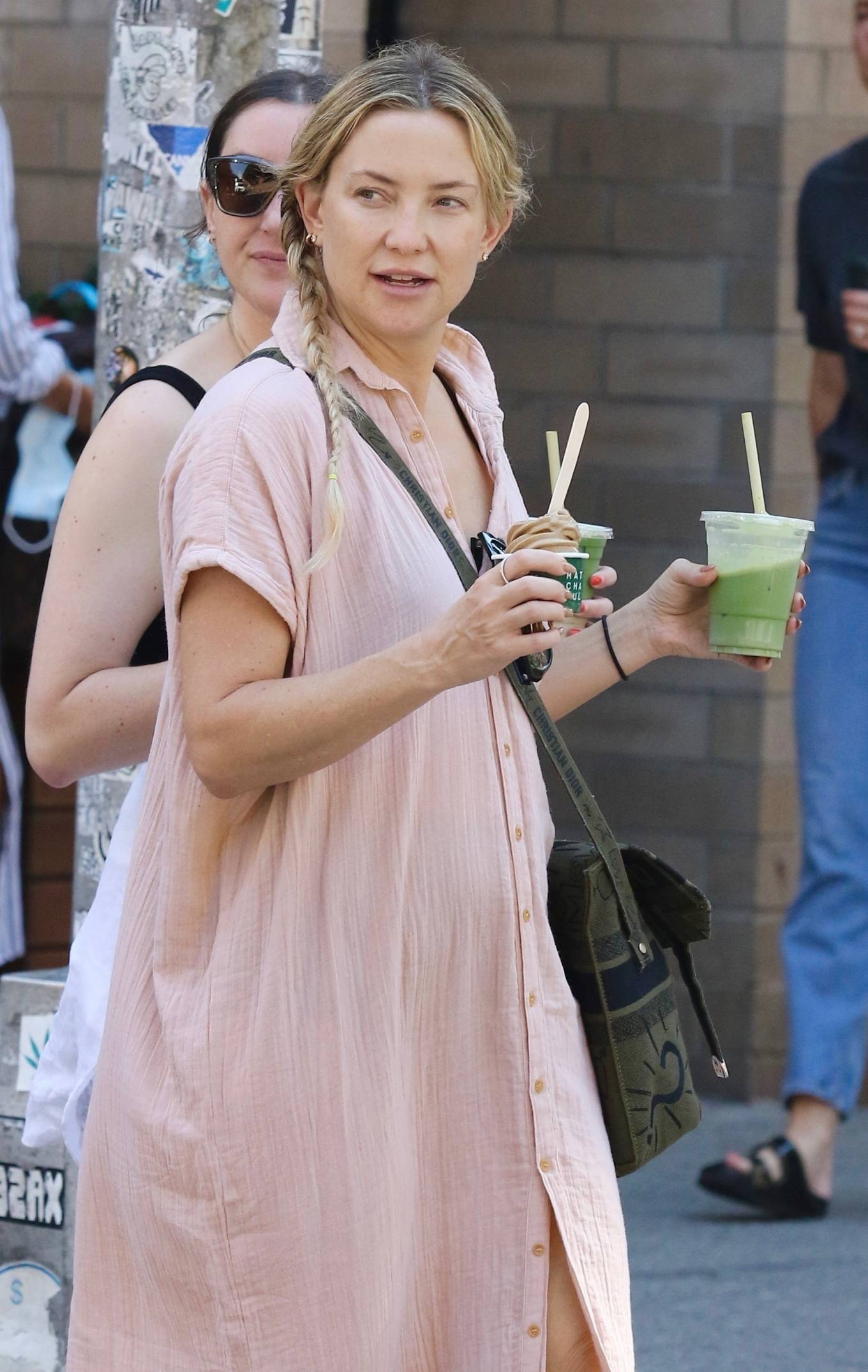 Kate Hudson 2022 : Kate Hudson – Steps out for a walk around Manhattan’s Soho-18