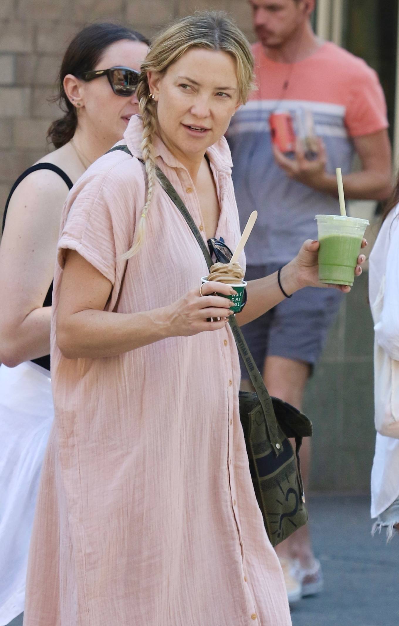 Kate Hudson 2022 : Kate Hudson – Steps out for a walk around Manhattan’s Soho-22