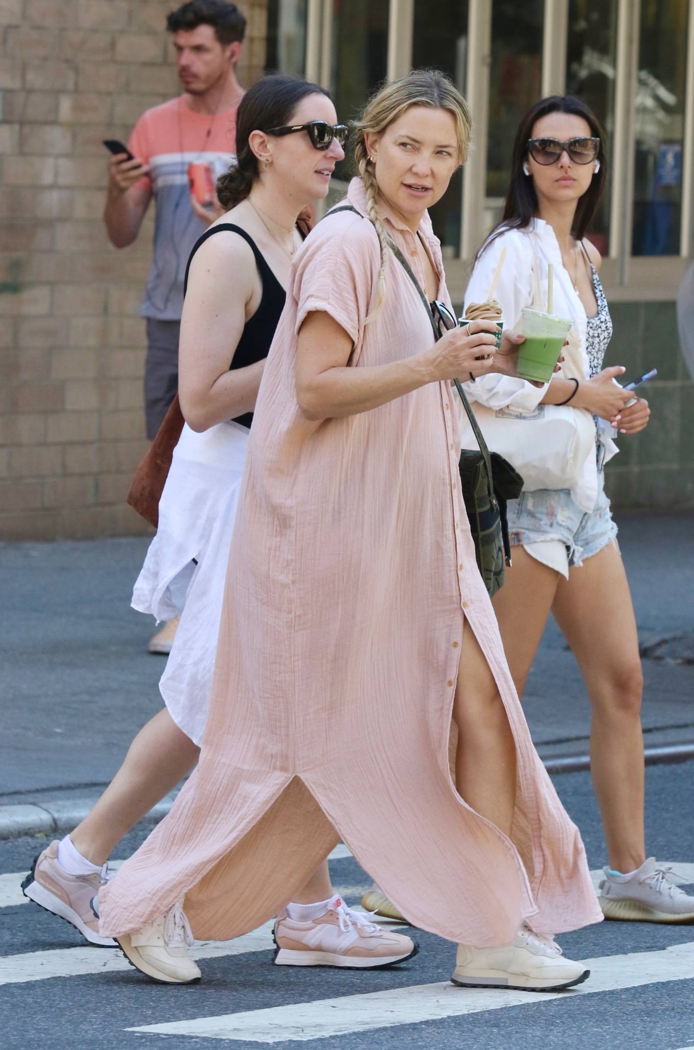 Kate Hudson 2022 : Kate Hudson – Steps out for a walk around Manhattan’s Soho-24
