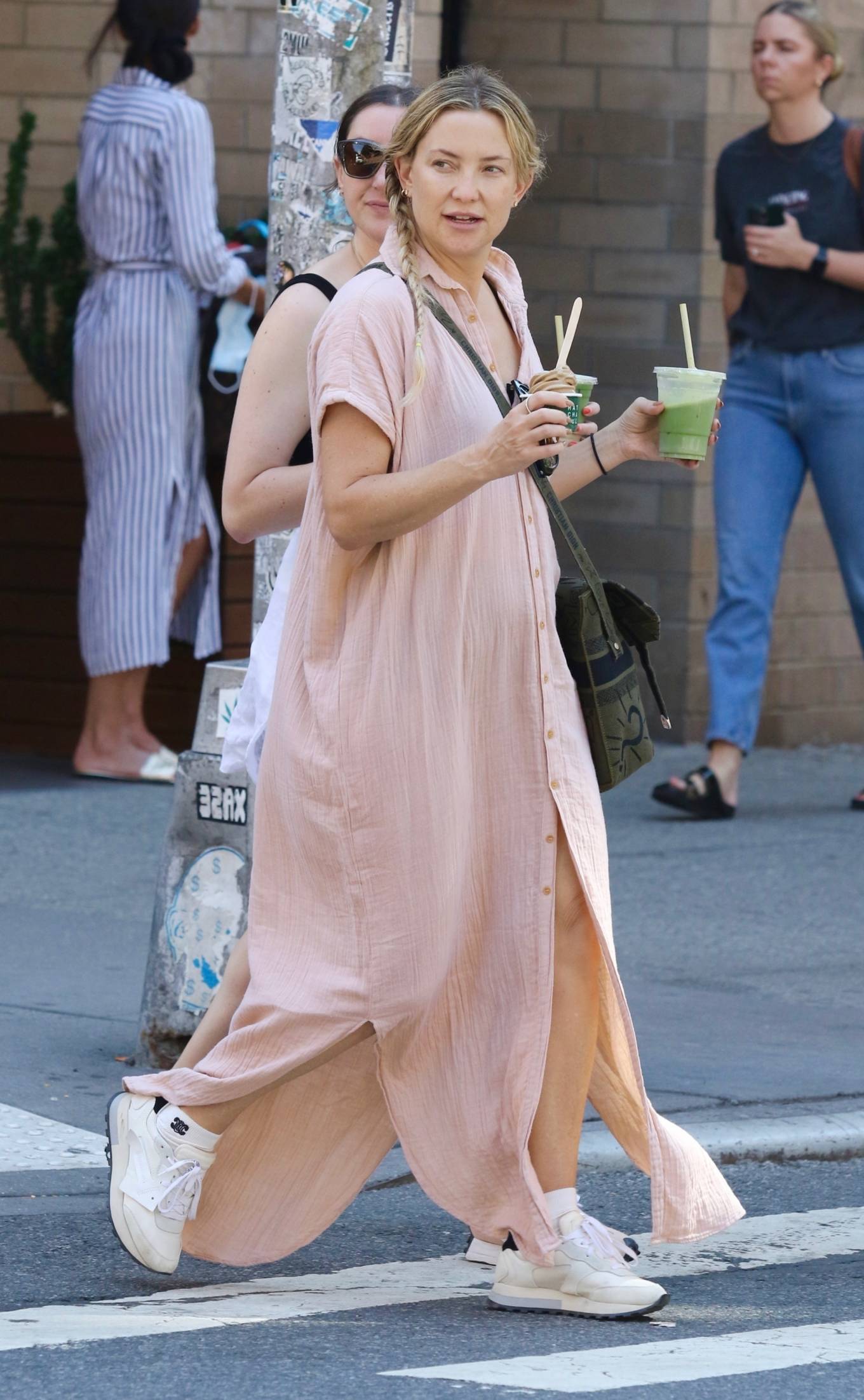 Kate Hudson 2022 : Kate Hudson – Steps out for a walk around Manhattan’s Soho-25