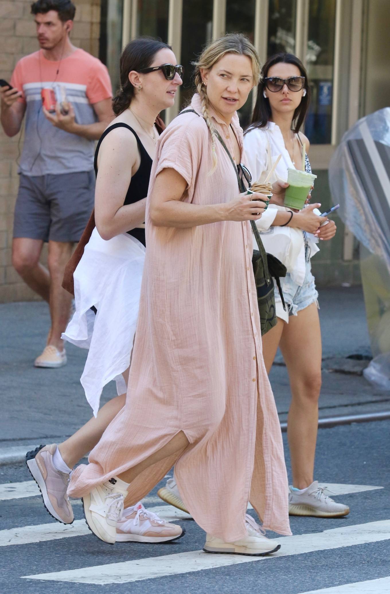 Kate Hudson 2022 : Kate Hudson – Steps out for a walk around Manhattan’s Soho-26