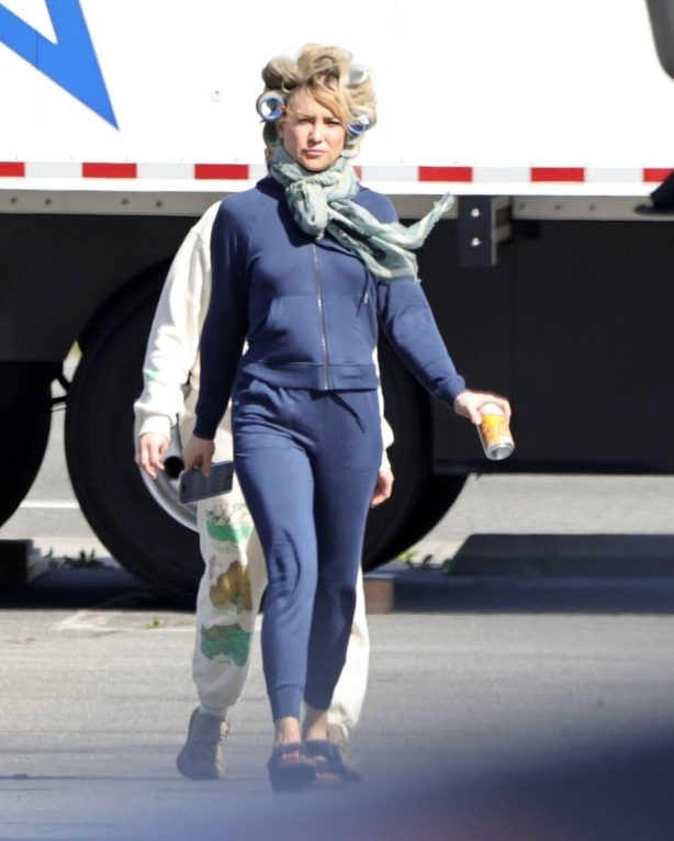 Kate Hudson - Steps Out On Set With Curlers in her Hair