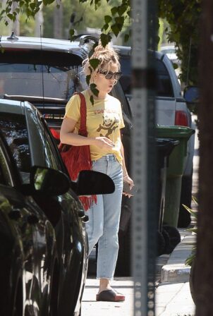 Kate Hudson - Steps out to a park in Los Angeles
