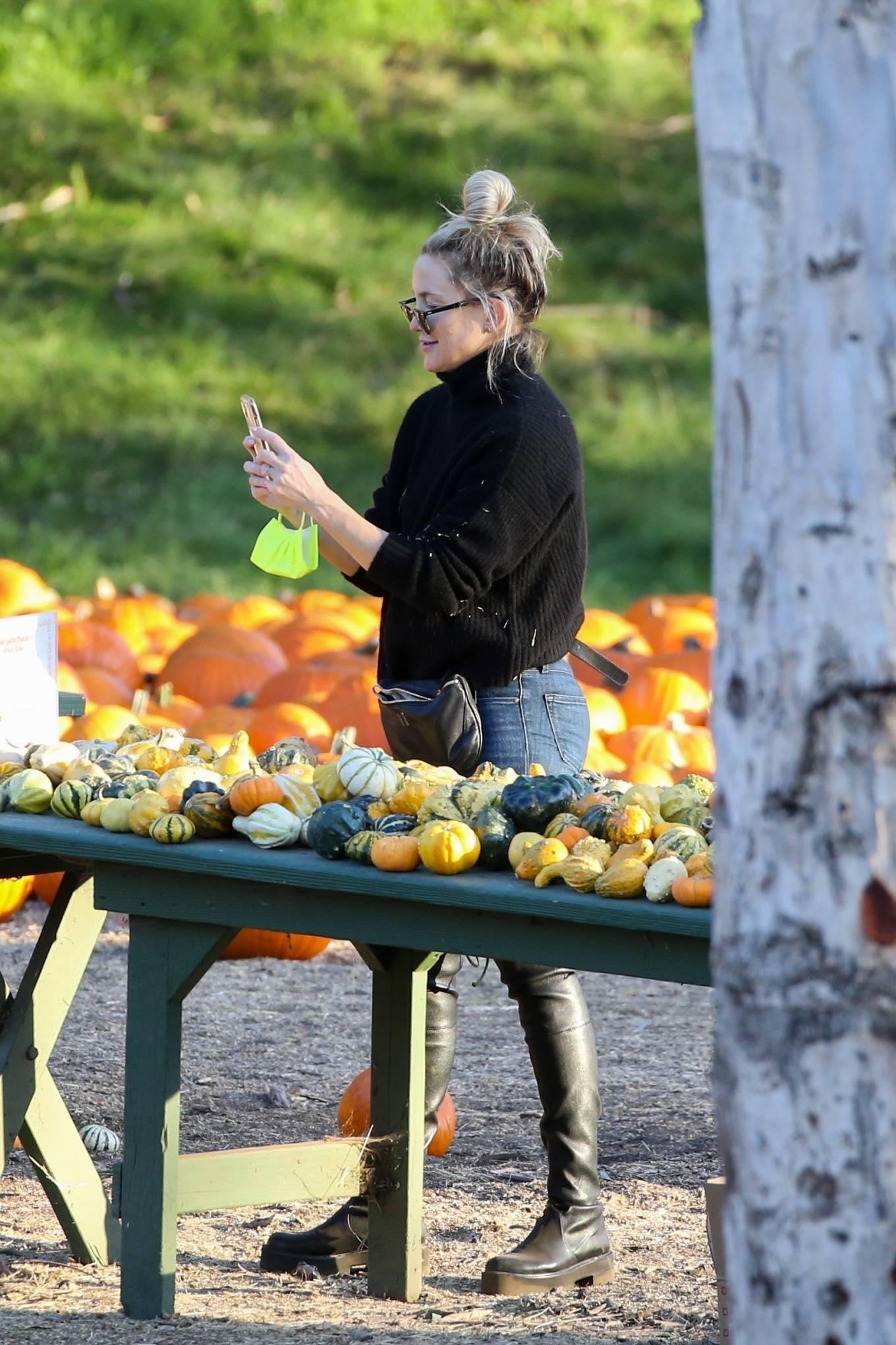 Kate Hudson 2021 : Kate Hudson – Takes all of her kids and husband Danny Fujikawa to a pumpkin patch in Santa Monica-10