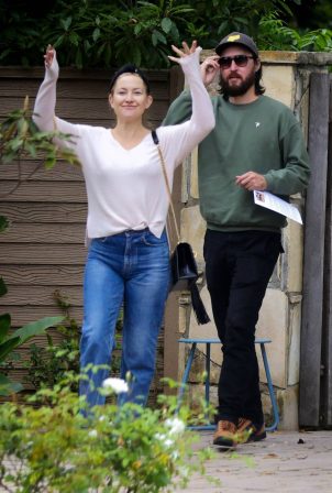 Kate Hudson - Visits with friends in Pacific Palisades