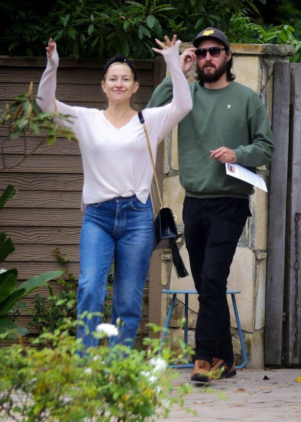 Kate Hudson - Visits with friends in Pacific Palisades