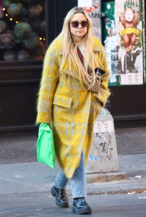 Kate Hudson - Wear yellow coat while braving the cold weather in NYC