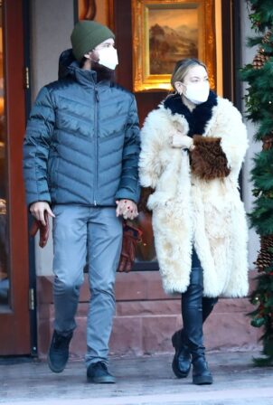 Kate Hudson - With her fiancé Danny Fujikawa shopping candids in Aspen