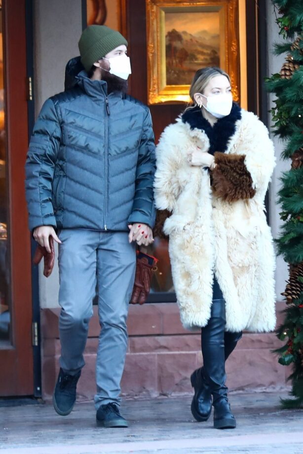 Kate Hudson - With her fiancé Danny Fujikawa shopping candids in Aspen