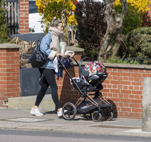 Kate Lawler - Stroll in North London