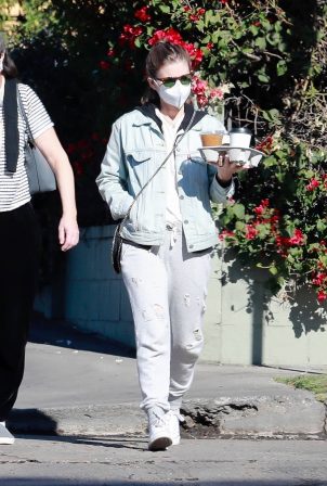 Kate Mara - Looks relaxed in grey sweatpants and a jeans jacket with a friend in Los Feliz