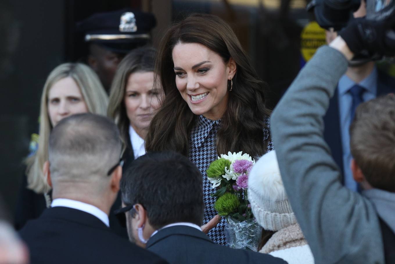 Kate Middleton 2022 : Kate Middleton – Greets fans in Harvard Square – Cambridge-06