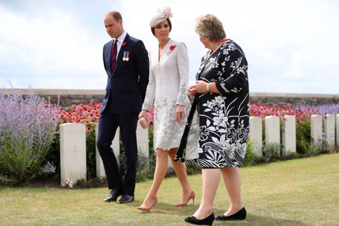 Kate-Middleton-visiting-Commonwealth-War-Graves-Commission-Cemetery-Bedford-House--08-662x441.jpg