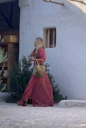 Kate Moss - Seen leaving lunch with friends in Ibiza