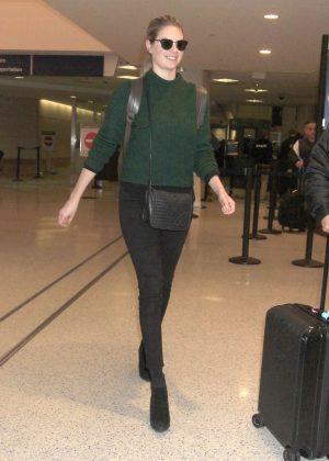 Kate Upton - Arrives at LAX Airport in Los Angeles