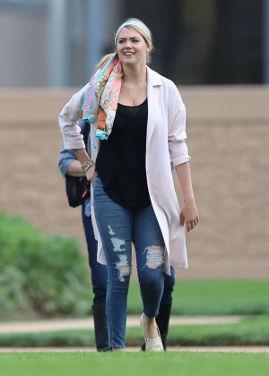 Kate Upton - Filming for 'The Layover' in St. Louis