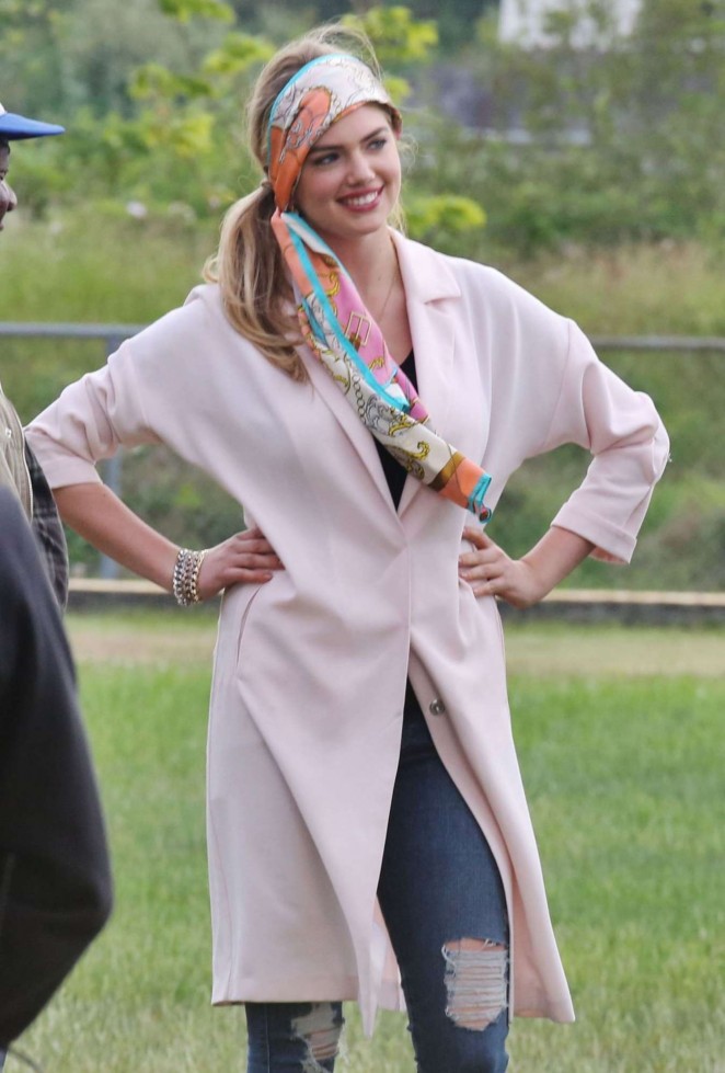 Kate Upton - Filming 'The Layover' in Vancouver