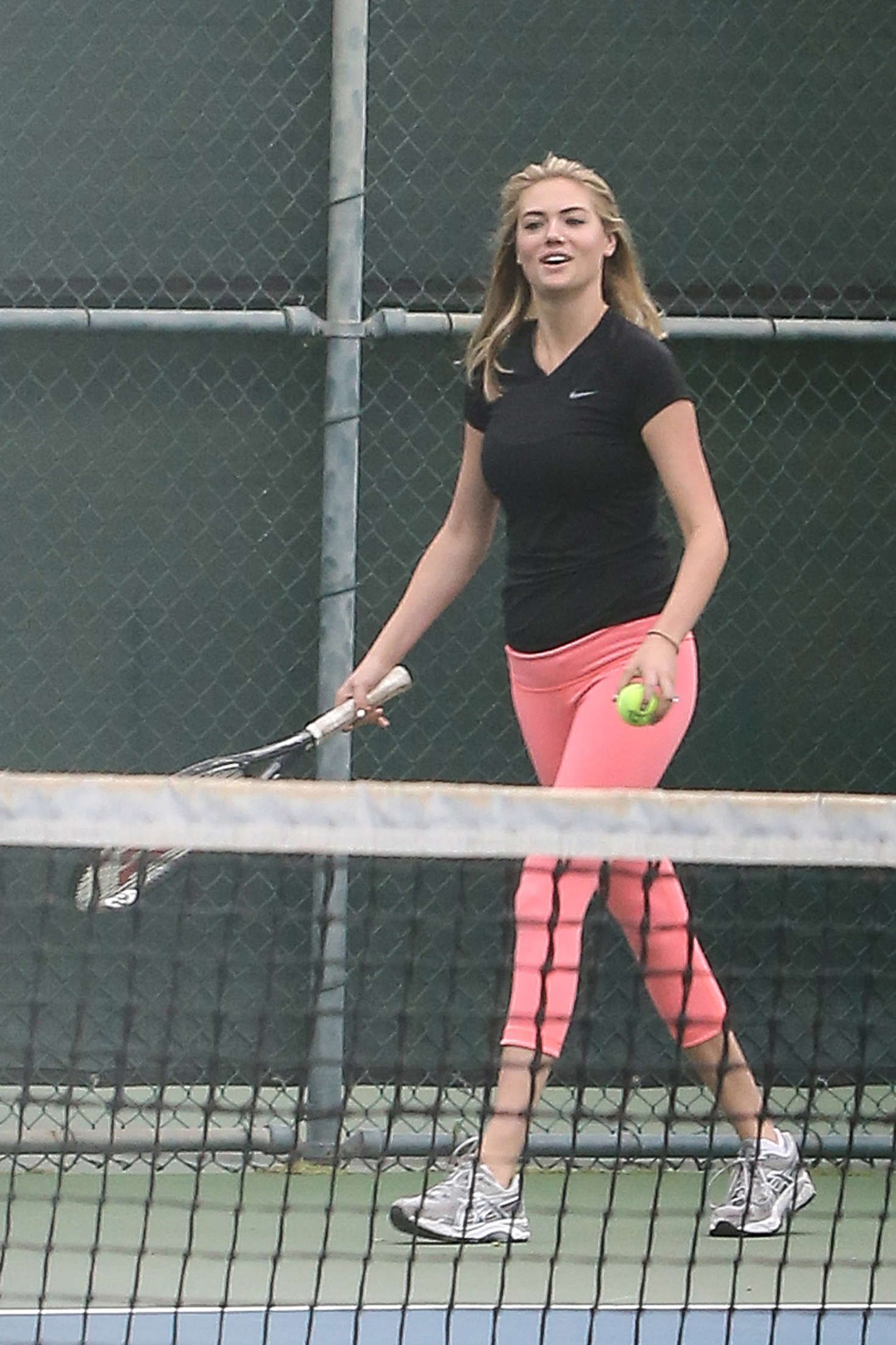 Теннис 38. Роскошное поместье Кейт Аптон с теннис. Кейт Аптон фото за уборкой.