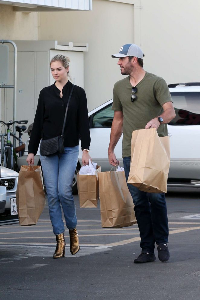 Kate Upton Shopping in Los Angeles