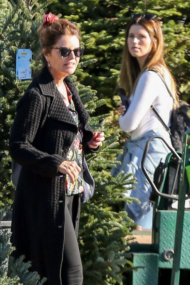 Katherine Schwarzenegger and Maria Shriver - Shopping Christmas tree in Los Angeles