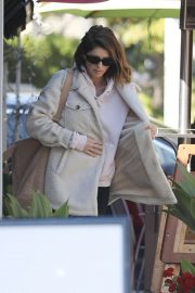 Katherine Schwarzenegger in comfy sweater on a lunch date with Chris Pratt