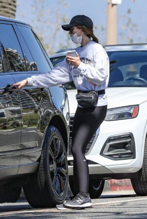 Katherine Schwarzenegger - In yoga leggings while out and about in Sta. Monica