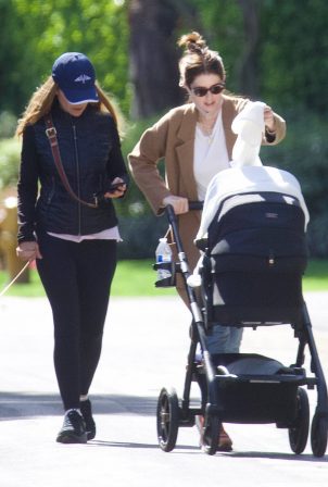 Katherine Schwarzenegger - Out for a stroll with her mom Maria Shriver in New York