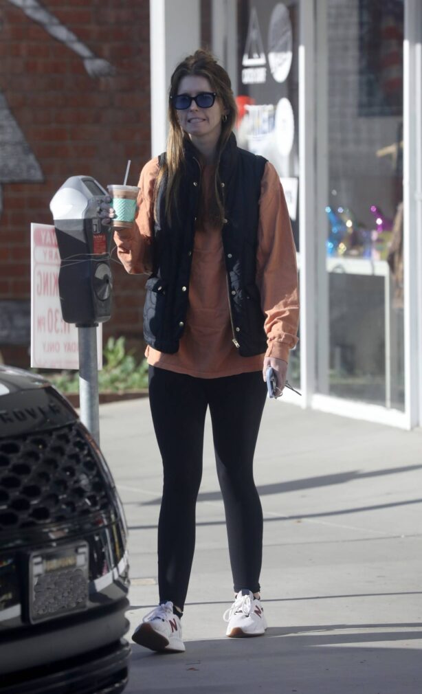 Katherine Schwarzenegger - Picks up an iced coffee from Alfred's in Pacific Palisades