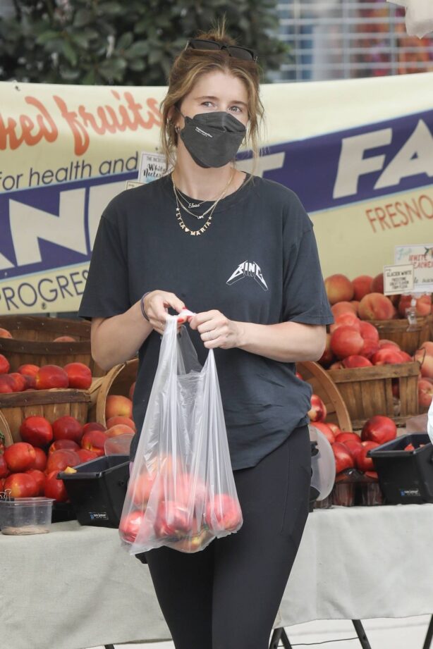 Katherine Schwarzenegger - Shopping at the Farmers Market in Pacific Palisades