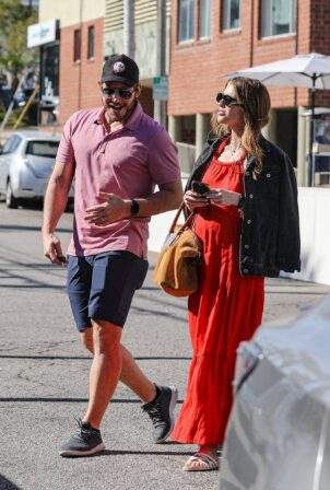 Katherine Schwarzenegger - Shows off her baby bump while out to lunch with her husband Chris Pratt