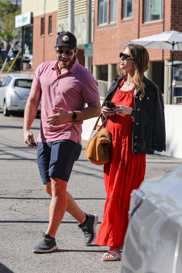 Katherine Schwarzenegger - Shows off her baby bump while out to lunch with her husband Chris Pratt