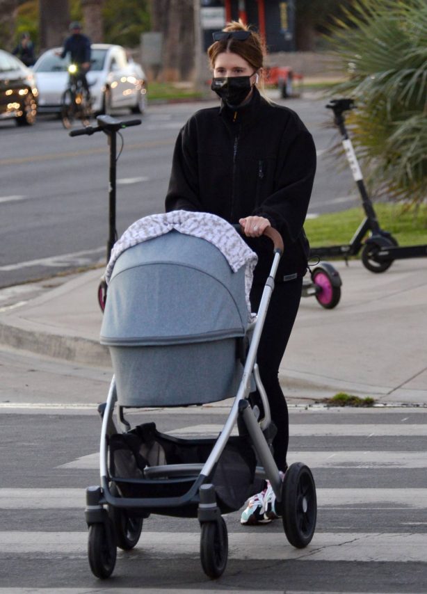 Katherine Schwarzenegger - Takes her daughter Lyla Maria Pratt for a walk in Santa Monica