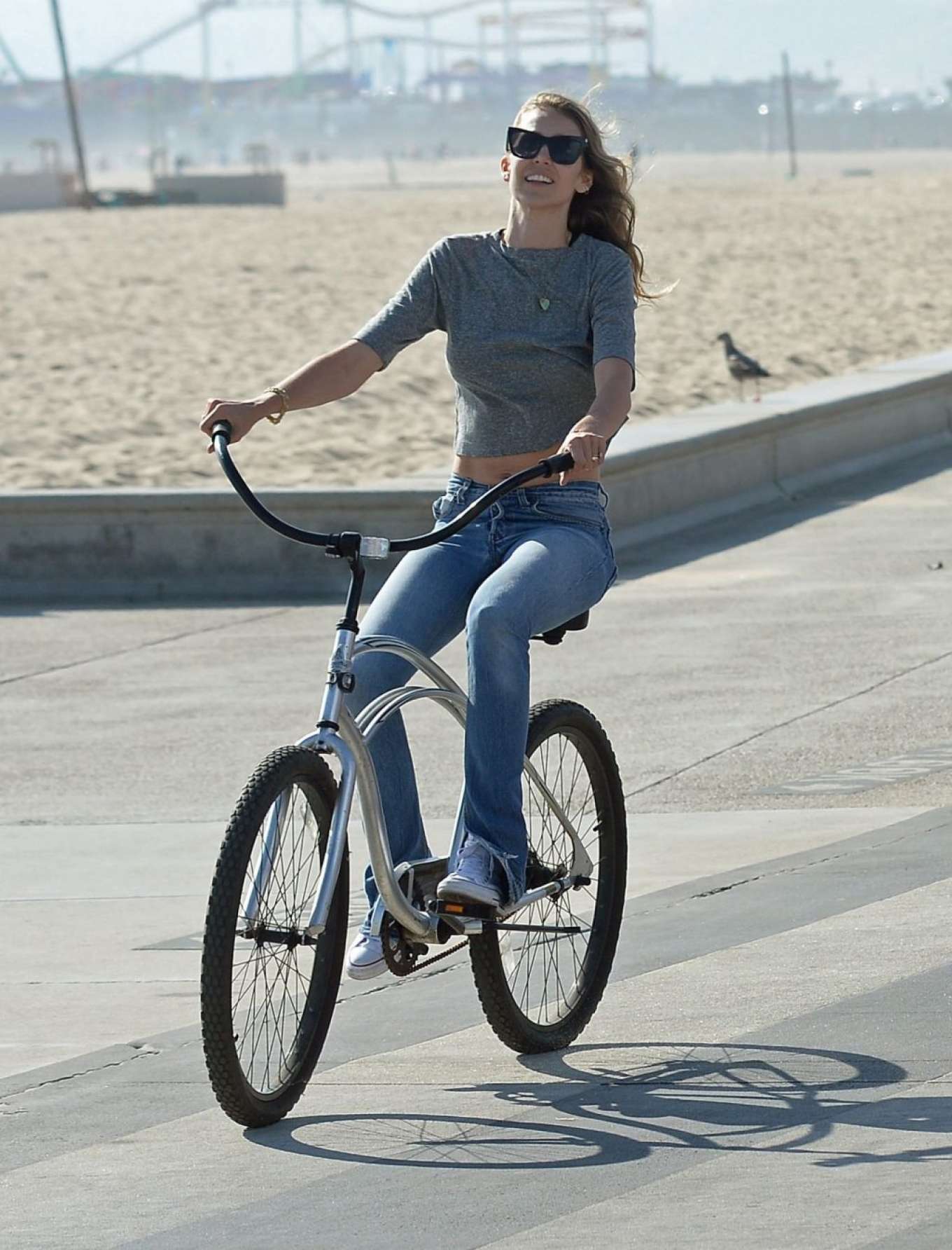 Kathryn Boyd 2019 : Kathryn Boyd and Josh Brolin - Ride bicycles-06. 