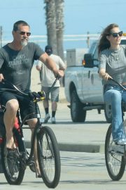 Kathryn Boyd and Josh Brolin - Ride bicycles by the beach in Santa Monica