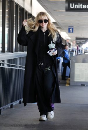 Kathryn Newton - Catches a flight at LAX in Los Angeles