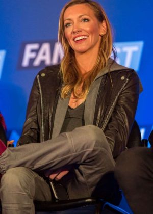 Katie Cassidy at Heroes and Villains Fan Fest in Chicago