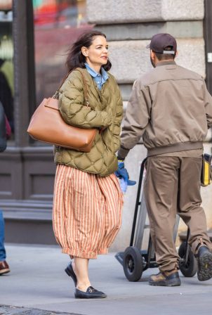 Katie Holmes - Arriving at her New York apt. after enjoying a shopping trip