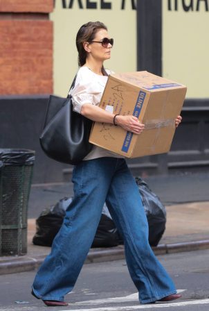 Katie Holmes - Carrying A Big Box In New York