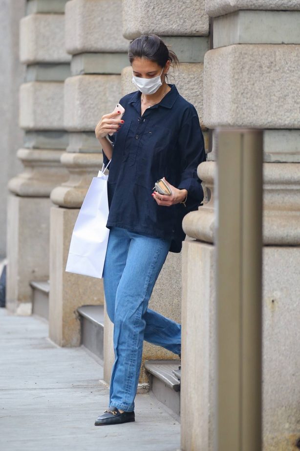 Katie Holmes - Casual in jeans and a black shirt at Santa Maria Novella in New York