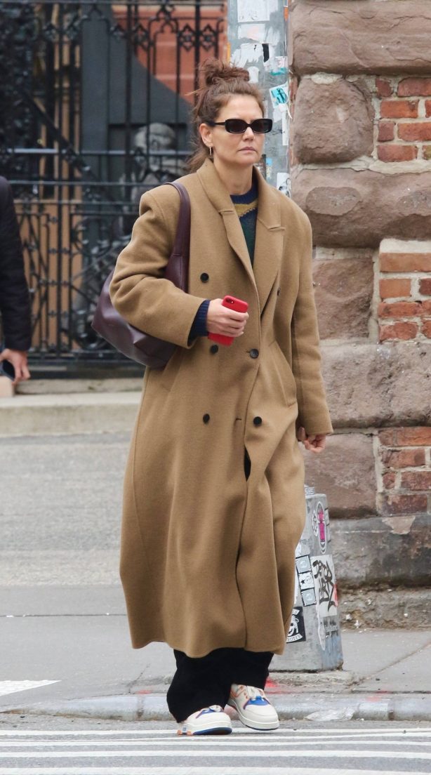 Katie Holmes - Dons casual look in NYC