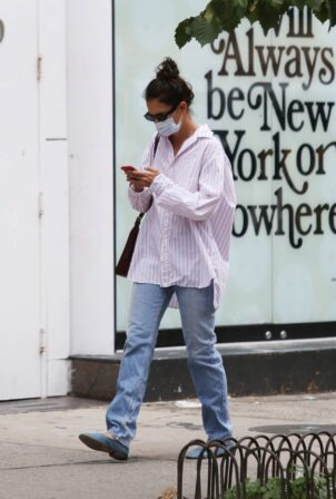 Katie Holmes - Dons casual style on a stroll in New York