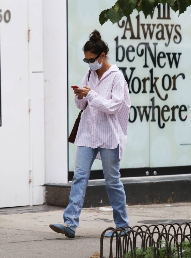 Katie Holmes - Dons casual style on a stroll in New York