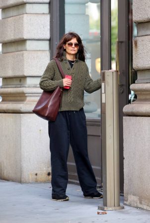 Katie Holmes - Heading into an office building afternoon in New York