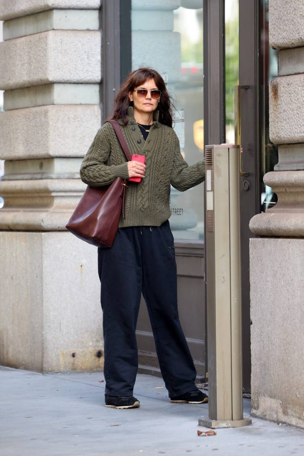 Katie Holmes - Heading into an office building afternoon in New York