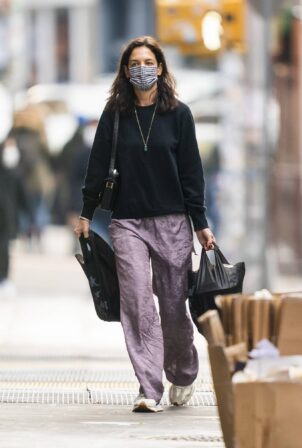 Katie Holmes - Heads out on a solo shopping trip on Christmas Day in New York