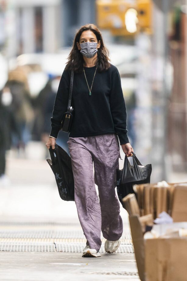 Katie Holmes - Heads out on a solo shopping trip on Christmas Day in New York