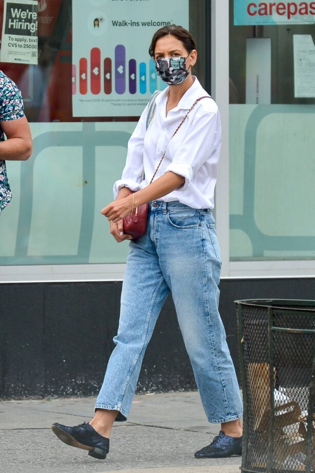 Katie Holmes - In denim on a solo stroll in New York